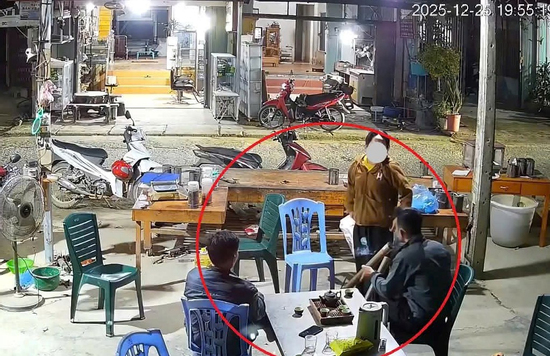 Cầm điếu cày đập người phụ nữ, người đàn ông bị đâm tử vong