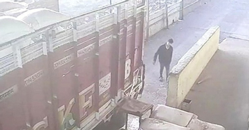 Cha lùi xe tải vô tình khiến con trai tử vong