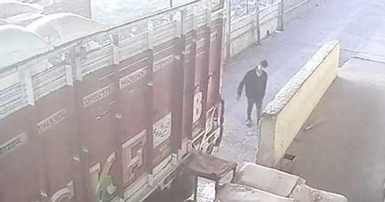 Cha lùi xe tải vô tình khiến con trai tử vong