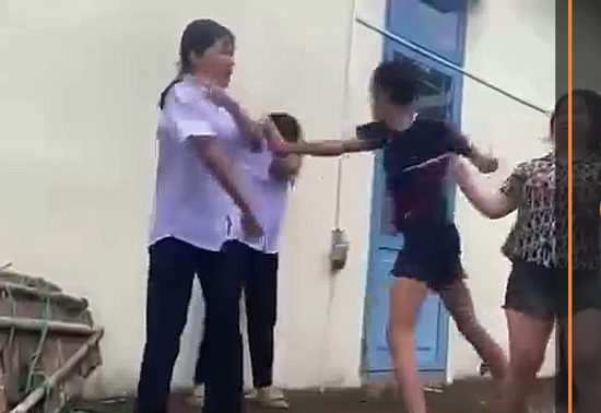 Clip ghi lại cảnh nữ sinh ở Đà Nẵng 'đứng chịu trận' gây dậy sóng mạng xã hội