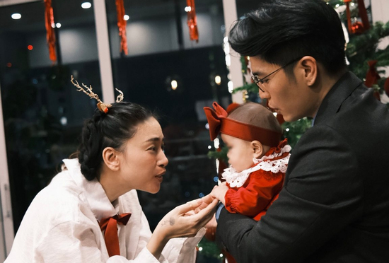 Con gái Ngô Thanh Vân gây chú ý trong tiệc mừng Giáng sinh đầu tiên