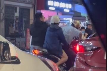 Nam thanh niên đánh người khi dừng xe chờ tàu