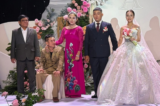 Nghệ sĩ Tấn Beo ngồi xe lăn, bật khóc trong đám cưới con trai