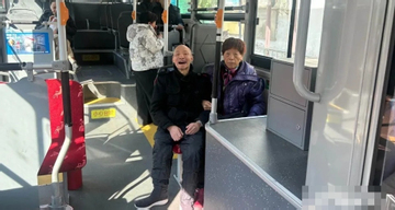 Nhặt đứa trẻ bị bỏ rơi ở ga tàu, người phụ nữ chăm sóc suốt 60 năm