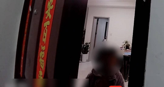 Bé gái 4 tuổi gọi cảnh sát lúc tối muộn, nói câu khiến người lớn nghẹn lòng