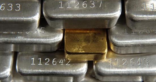 Cơn địa chấn bạc toàn cầu: Giá tăng dựng đứng, áp đảo vàng