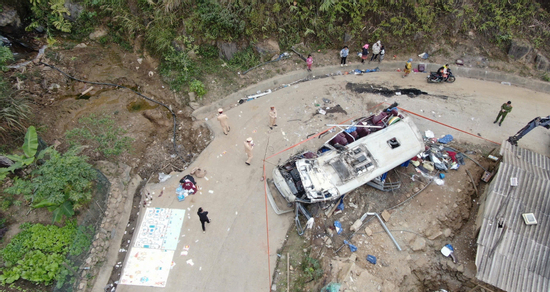 Hiện trường vụ xe chở đoàn từ thiện bị lật khiến 9 người tử vong