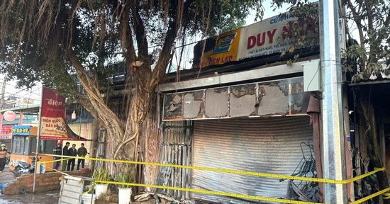 Vụ cháy 4 người tử vong: Cháu bé 26 ngày tuổi sống sót nhờ bố ôm chặt che chắn