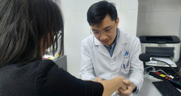 Bỏ qua đốm nhỏ ở mắt, người phụ nữ mất luôn tuyến lệ