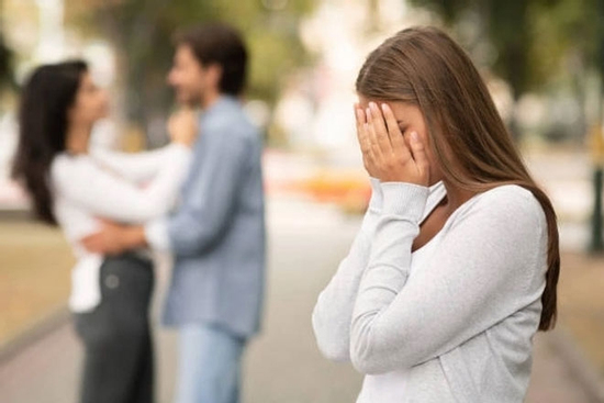 Chuyển đến biệt thự liền kề, tôi phát hiện chồng dan díu với mẹ đơn thân hàng xóm