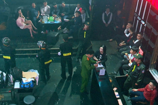 Đột kích 2 quán bar ở Ninh Bình, công an bắt giữ 12 người tổ chức tiệc ma tuý