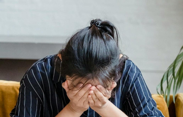 Nhờ mẹ chồng chăm cháu nội, con dâu phát hiện việc bức xúc