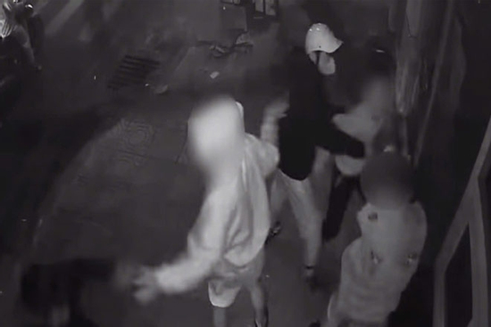 Triệu tập 14 thiếu niên chặn xe, hành hung người đi đường ở TPHCM