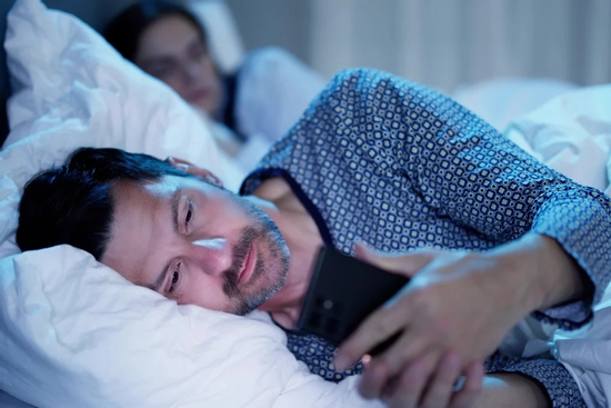 Vợ đòi ly hôn vì chồng hay 'thả tim' ảnh phụ nữ hở hang trên mạng xã hội