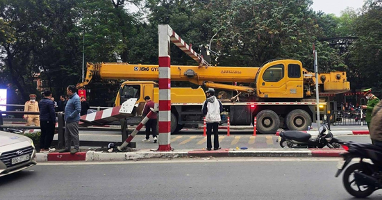 Xe cẩu đi lên cầu Thái Hà làm đổ thanh giới hạn chiều cao, 2 xe máy gặp nạn