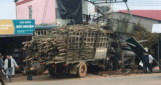 Xe tải chở keo va chạm xe máy chở 3 cha con, bé trai 5 tuổi tử vong