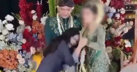 Bạn gái cũ hôn tay chú rể trong đám cưới, cô dâu có phản ứng gây sốc