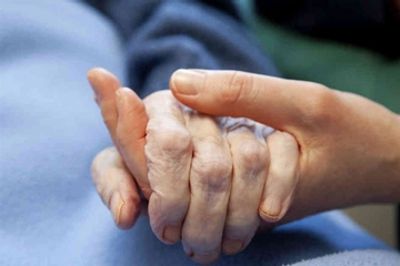 Bố mẹ ly hôn 15 năm, quyết định của mẹ khiến tôi lặng người khi bố ung thư