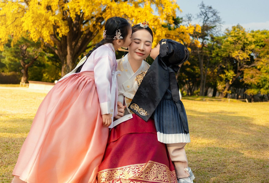 Con gái Cường đô la - Đàm Thu Trang diện Hanbok xinh như công chúa