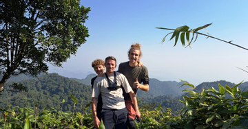 Du khách băng rừng vượt suối 5 tiếng, vỡ òa trước cảnh trên 'nóc nhà' Cúc Phương