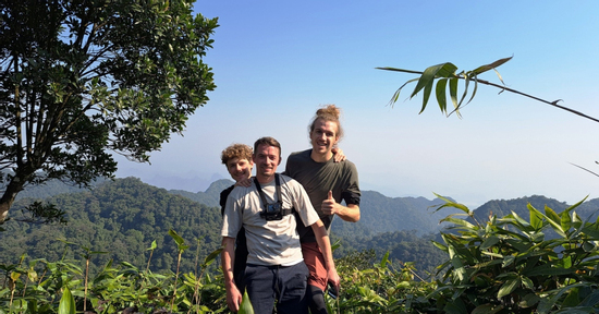 Du khách băng rừng vượt suối 5 tiếng, vỡ òa trước cảnh trên 'nóc nhà' Cúc Phương