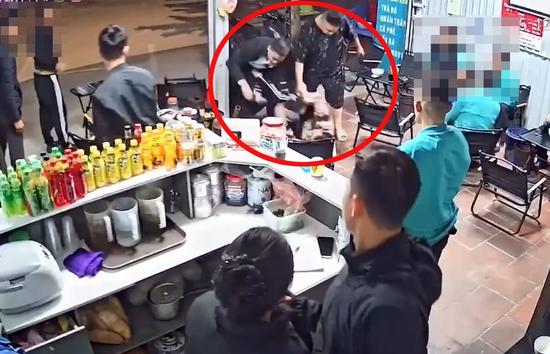 Một thanh niên bị nhóm người dùng dao tấn công ở hàng ăn uống trong bến xe Giáp Bát