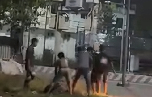 Nam thanh niên ôm đầu liên tục nói 