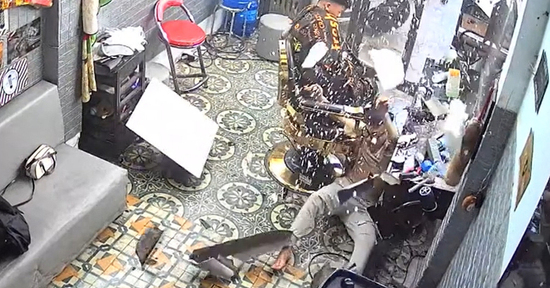 Thót tim khoảnh khắc thanh niên rơi xuyên mái nhà ở Bắc Ninh