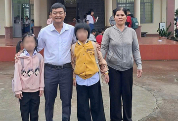 Bé gái bị cha xích chân, nhốt trong phòng bẩn thỉu được đến trường