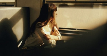 Con gái bị bắt nạt suốt 1 năm nhưng câu nói của mẹ mới là 'nhát dao' khiến con sụp đổ