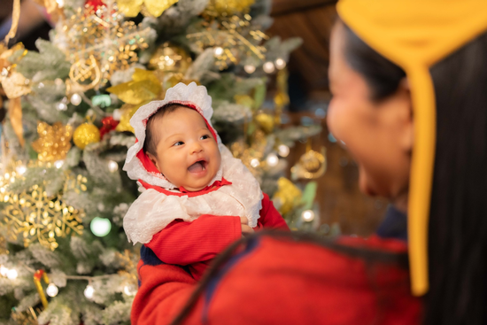 H'Hen Niê 'xả kho' bộ ảnh đón Giáng sinh cực yêu của con gái 2 tháng tuổi