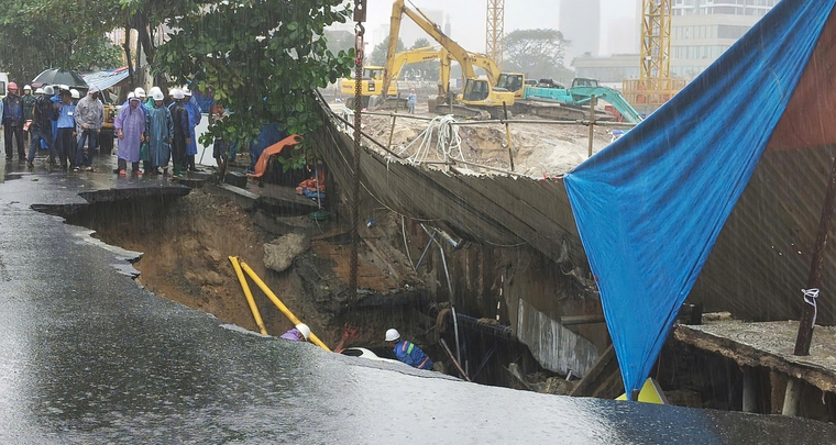 Khoảnh khắc mặt đường sụp xuống ‘nuốt chửng’ 2 ô tô ở trung tâm Đà Nẵng