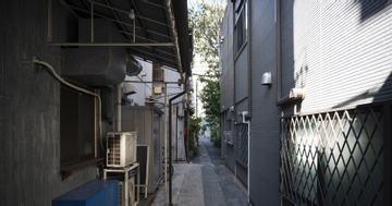 Mua nhà 5 tỷ, vợ chồng trẻ nổi da gà với hành động mỗi sáng của hàng xóm