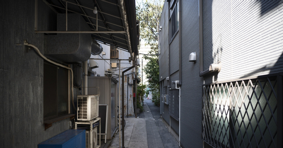 Mua nhà 5 tỷ, vợ chồng trẻ nổi da gà với hành động mỗi sáng của hàng xóm