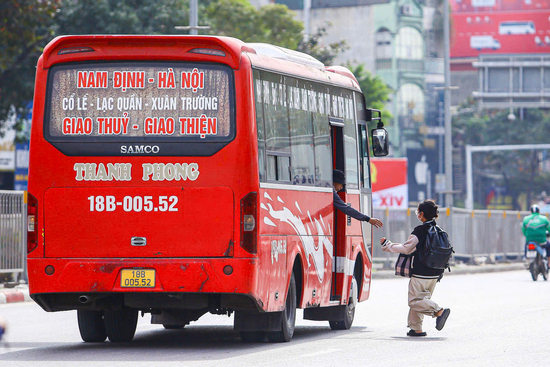 Bất chấp 'mắt thần' AI, xe khách vẫn ngang nhiên dừng đón trả khách giữa đường