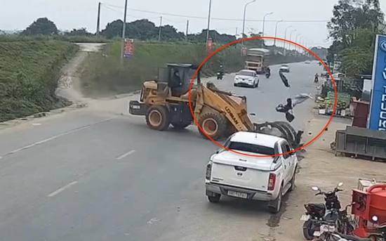 Bắt giam tài xế máy xúc và chủ xe tông trọng thương cô gái đi xe máy ở Phú Thọ