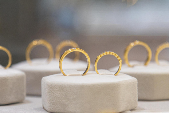 Giá vàng hôm nay 30/12: Lao dốc không phanh, 'bốc hơi' hơn 200 USD/ounce