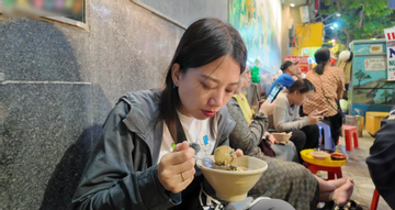 Món vỉa hè giá 25.000 đồng ở Hà Nội khiến khách Nhật nức nở khen ngon