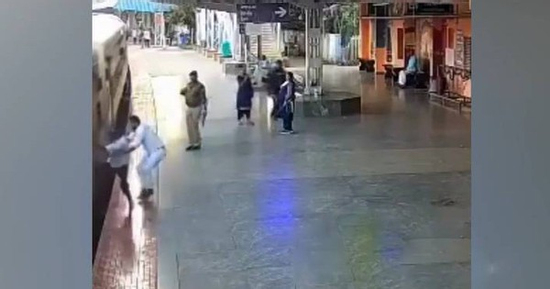 Nhân viên nhà ga nhanh trí cứu hành khách suýt bị tàu cán trúng