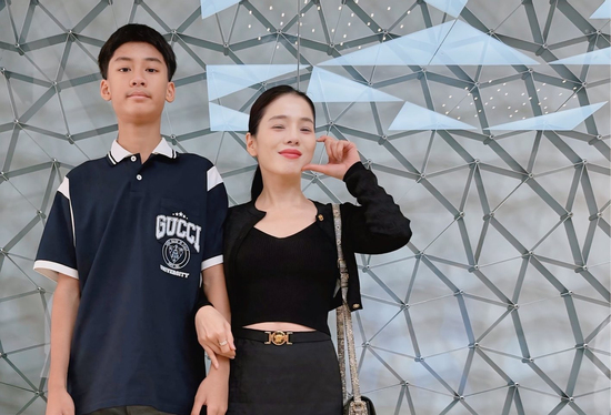 Con trai Lệ Quyên 14 tuổi cao vượt trội, ở biệt thự hàng trăm tỷ, ngồi xe siêu sang