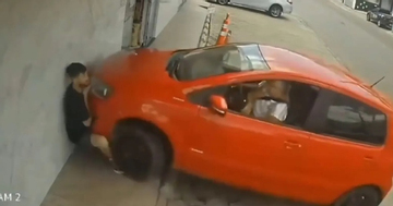 Đạp nhầm chân ga, nữ tài xế đâm trúng người đàn ông