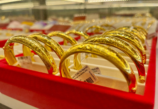 Giá vàng hôm nay 31/12: Hồi phục nhẹ sau phiên lao dốc mạnh