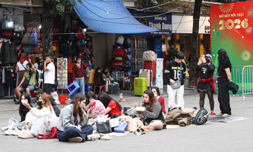 Giới trẻ Hà Nội trải bạt, xếp hàng từ trưa chờ khoảnh khắc countdown 2026