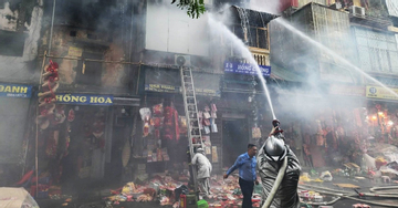 Hà Nội: Cháy trên phố Hàng Mã, khói trắng đặc kèm mùi khét bốc ra
