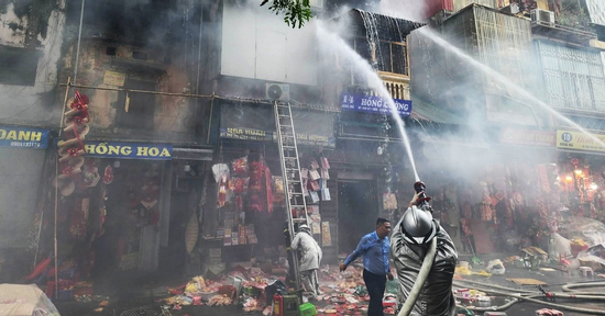 Hà Nội: Cháy trên phố Hàng Mã, khói trắng đặc kèm mùi khét bốc ra