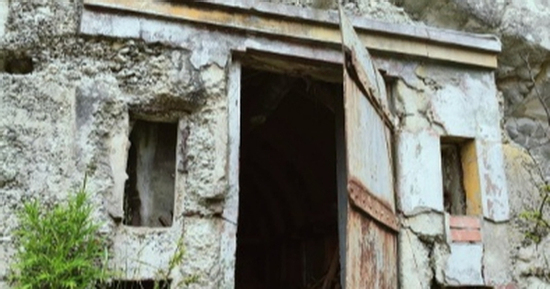 Mở cánh cửa gỗ bí ẩn trên vách đá, cảnh tượng bên trong gây xôn xao