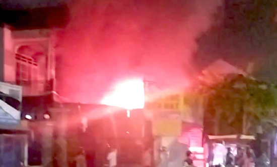 TP.HCM: Cháy ki-ốt bán nước giải khát trên đường Trần Hưng Đạo, 1 người tử vong