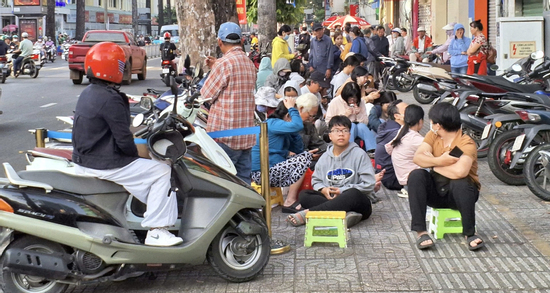 Vàng lao dốc khỏi đỉnh cao, người dân xếp hàng mua từ tờ mờ sáng