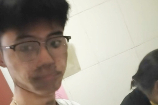 Cháy xe điện dưới tầng hầm, thiếu niên 17 tuổi một tay bế bà thoát khỏi biển lửa