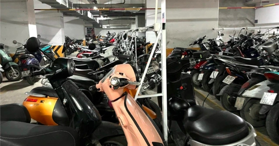 Chung cư đông dân nhất Hà Nội bất ngờ cấm gửi xe điện: Nhiều tranh cãi bùng nổ